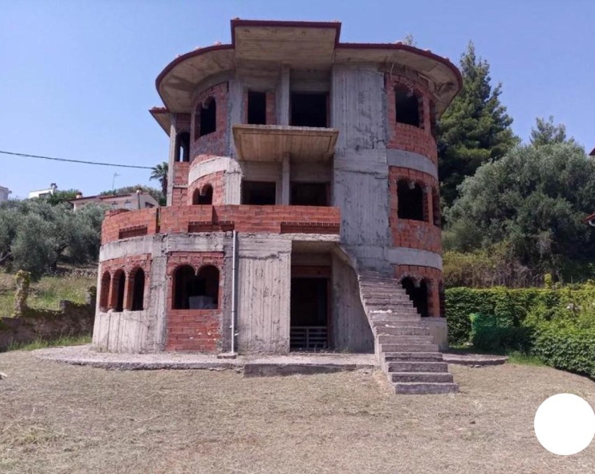 Bâtiment inachevé à Paliouri, Chalcidique