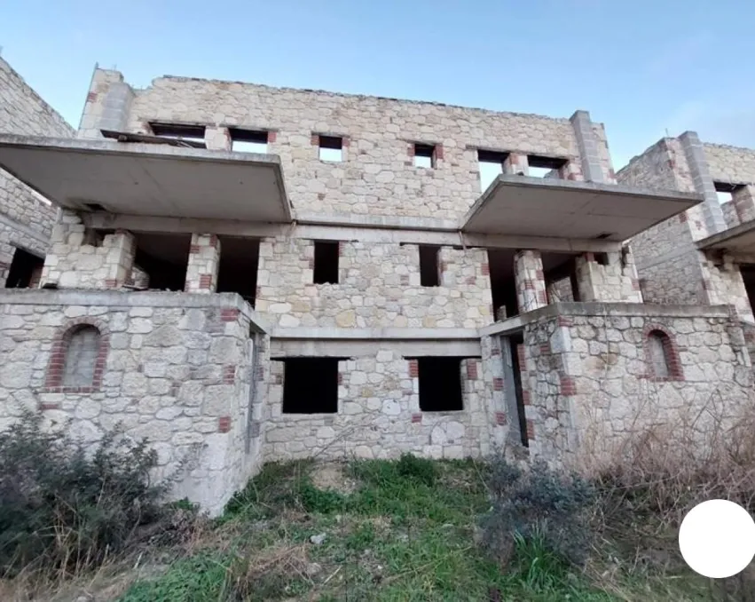 Unfertiges Steingebäude in Psakoudia, Chalkidiki