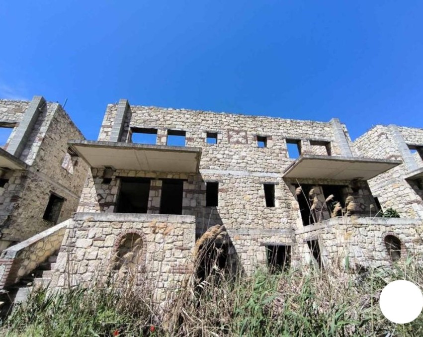 Unfertiges Steingebäude in Psakoudia, Chalkidiki